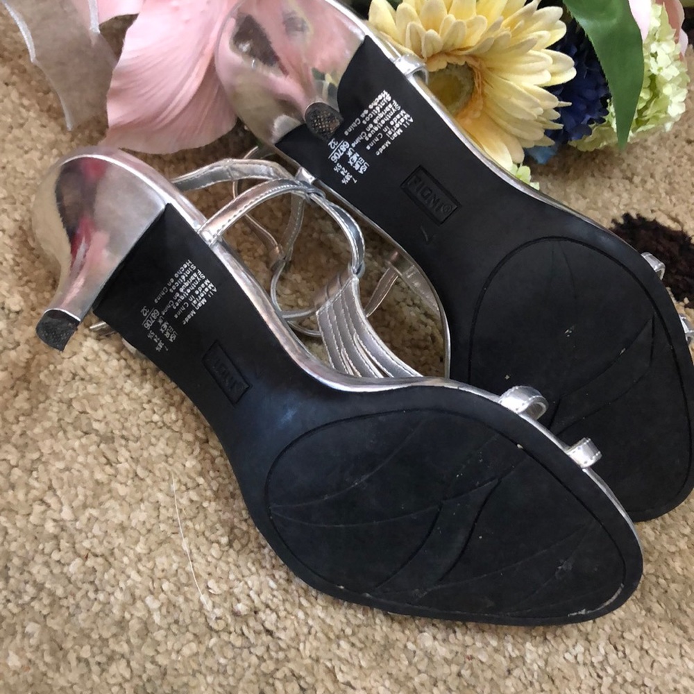 Silver heels - Picture 6 of 7